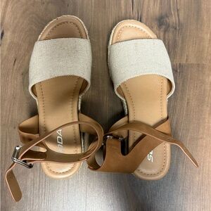 Soda Tan and Cream Minimalist Sandals